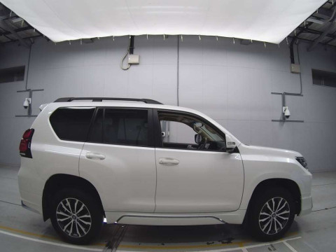 2021 Toyota Land Cruiser Prado TRJ150W[2]