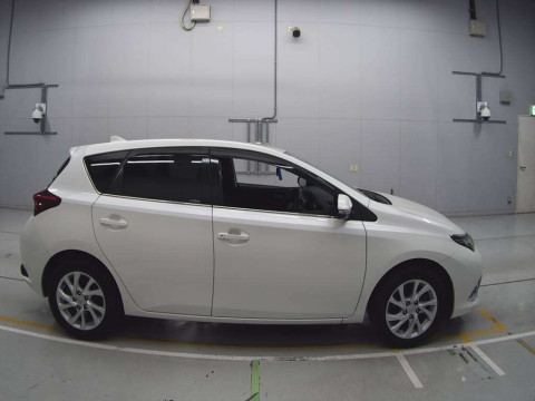 2016 Toyota Auris NZE181H[2]