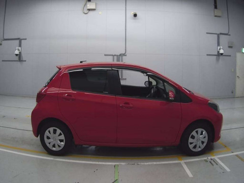 2015 Toyota Vitz NSP130[2]