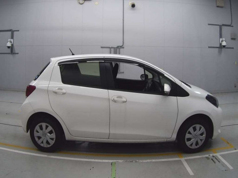 2016 Toyota Vitz KSP130[2]