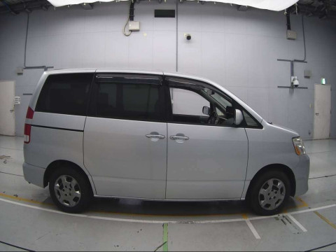 2006 Toyota Noah AZR60G[2]