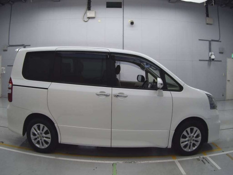 2012 Toyota Noah ZRR70W[2]