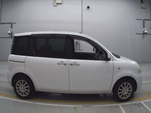 2005 Toyota Sienta NCP81G[2]