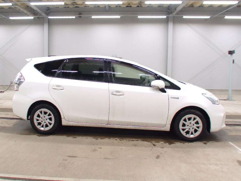 2012 Toyota Prius alpha ZVW41W[2]