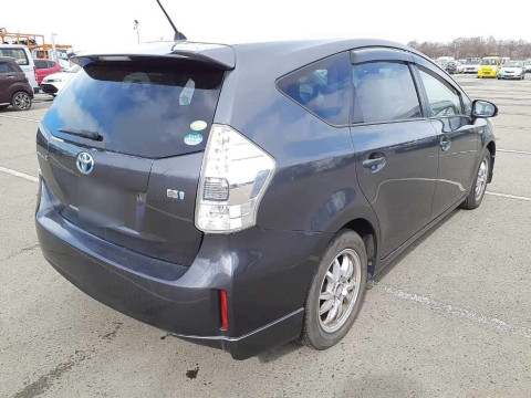 2012 Toyota Prius alpha ZVW41W[1]