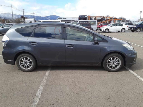 2012 Toyota Prius alpha ZVW41W[2]