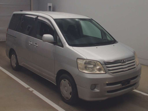 2003 Toyota Noah AZR60G[2]