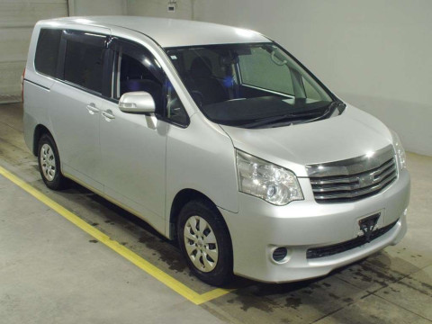 2013 Toyota Noah ZRR75G[2]