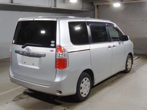 2010 Toyota Noah ZRR70G[1]