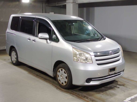 2010 Toyota Noah ZRR70G[2]