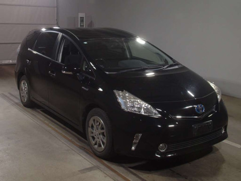 2014 Toyota Prius alpha ZVW41W[2]