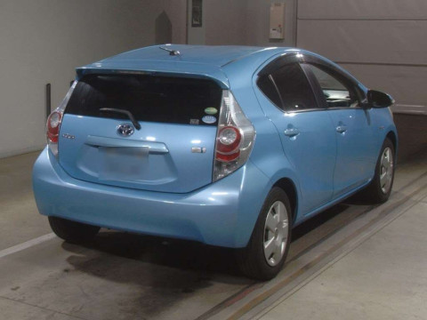 2013 Toyota Aqua NHP10[1]