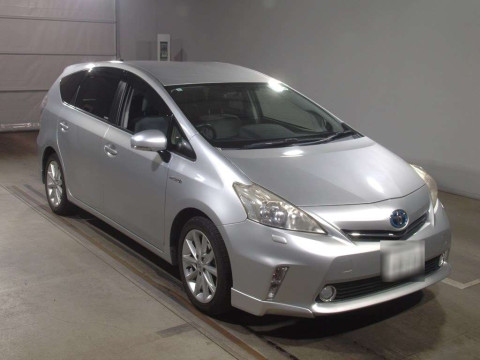 2013 Toyota Prius alpha ZVW41W[2]