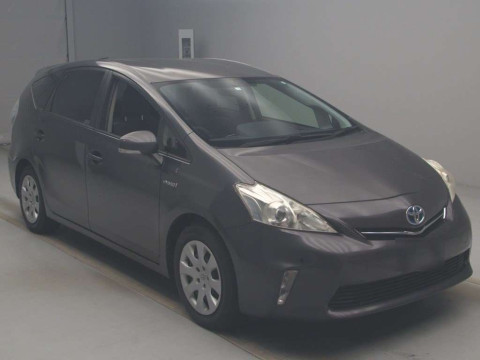 2014 Toyota Prius alpha ZVW41W[2]