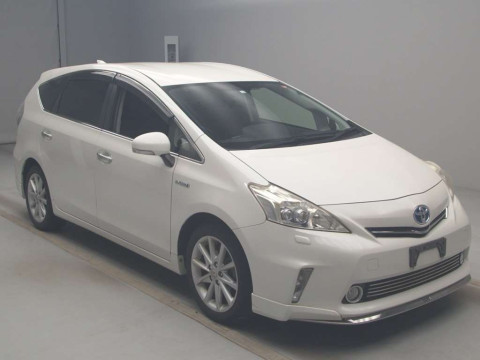 2012 Toyota Prius alpha ZVW41W[2]