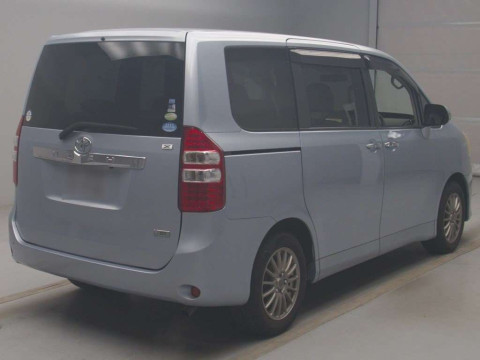 2011 Toyota Noah ZRR70G[1]