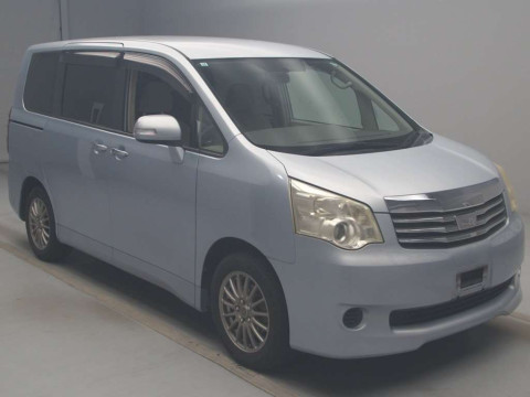 2011 Toyota Noah ZRR70G[2]