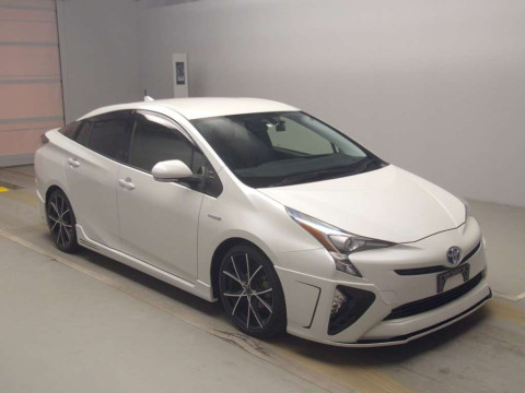 2017 Toyota Prius ZVW50[2]