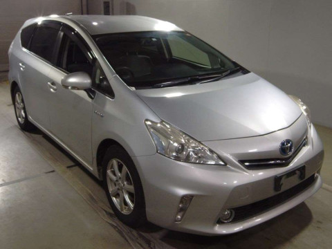 2014 Toyota Prius alpha ZVW41W[2]