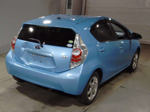 2014 Toyota Aqua NHP10[1]