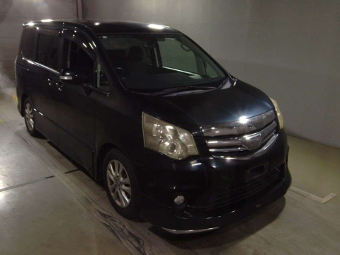 2010 Toyota Noah ZRR70W[2]