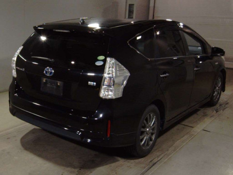 2013 Toyota Prius alpha ZVW41W[1]