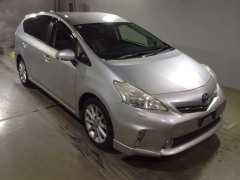 2012 Toyota Prius alpha ZVW41W[2]