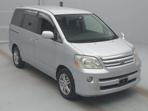 2006 Toyota Noah AZR65G[2]