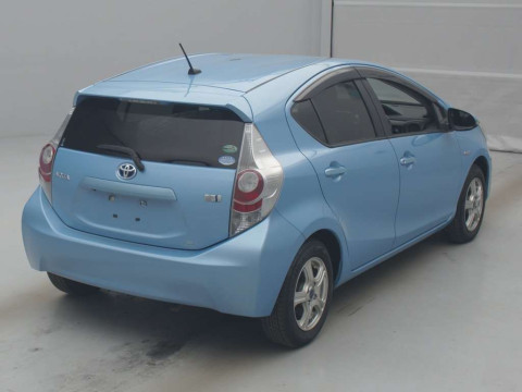 2014 Toyota Aqua NHP10[1]