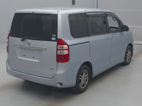 2011 Toyota Noah ZRR70G[1]