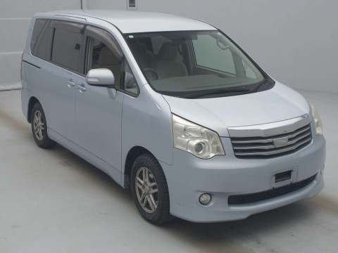 2011 Toyota Noah ZRR70G[2]