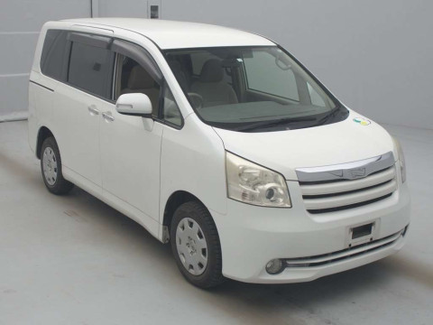 2010 Toyota Noah ZRR75G[2]