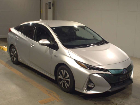 2017 Toyota Prius PHV ZVW52[2]