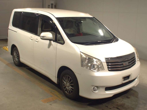 2013 Toyota Noah ZRR70G[2]