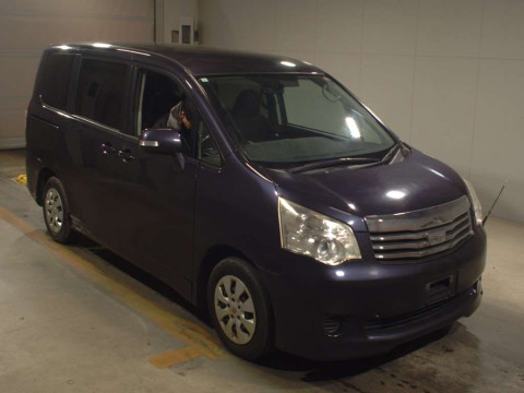 2011 Toyota Noah ZRR70G[2]