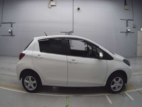 2015 Toyota Vitz NSP135[2]