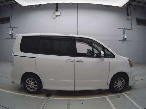 2012 Toyota Noah ZRR70W[2]