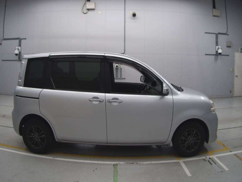 2012 Toyota Sienta NCP81G[2]