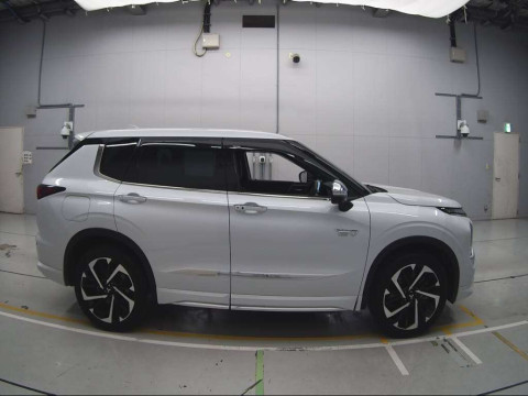 2022 Mitsubishi Outlander PHEV GN0W[2]