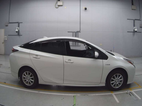 2017 Toyota Prius ZVW55[2]