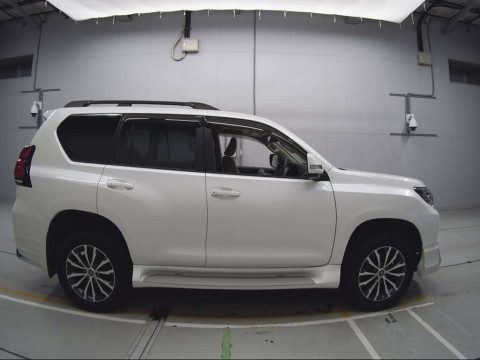 2021 Toyota Land Cruiser Prado TRJ150W[2]