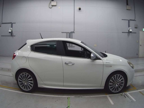 2013 Alfa Romeo Giulietta 940141[2]