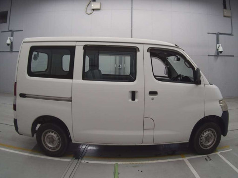 2011 Toyota Liteace Van S402M[2]