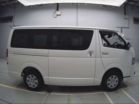 2018 Toyota Regiusace Van TRH200V[2]