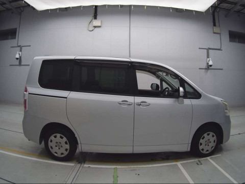 2009 Toyota Noah ZRR70G[2]