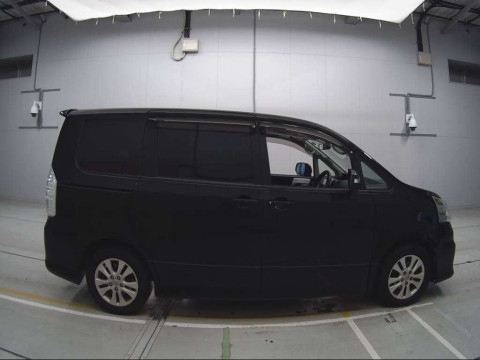 2010 Toyota Noah ZRR70W[2]