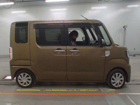 2015 Daihatsu Wake LA700S[2]