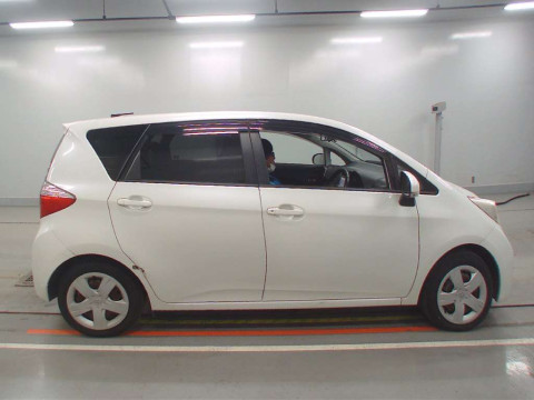 2011 Toyota Ractis NSP120[2]