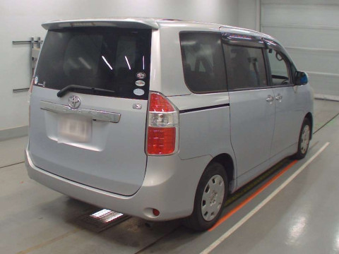 2010 Toyota Noah ZRR70G[1]