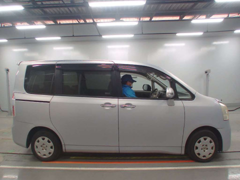 2010 Toyota Noah ZRR70G[2]